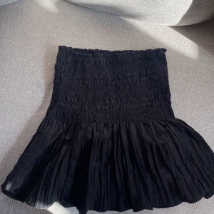 Svart volang kjol från Zara - Jättefin kjol från zara i super skick. Sparsamt använd. Väldigt fina detaljer o fint fall. Normal i storleken. Stretchigt material 😊skulle funka XS och M! 
