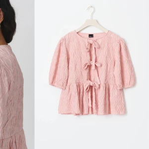 Blus, Gina Tricot - Använd 2 gånger, så gott som ny☺️ Nypris 329kr  Kan tänka mig gå ner till 150 vid snabb affär🩷