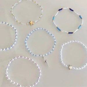Armband - Säljer dessa egentillverkade armbanden🌸Storleken väljer du själv. Armband med endast pärlor 30kr. Armband med pärlor och berlock 40kr. Armband med blommor 50kr. Betalning sker via swish eftersom jag vill ha kvar annonsen, du står för frakten på 15kr🤗