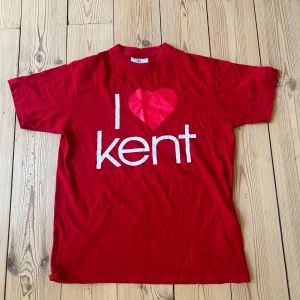 kent T-shirt - Säljer nu denna röda I <3 kent T-shirt då den inte kommer till användning. Storleken är S men skulle säga att den är mer åt M❤️ Skriv om du har frågor 