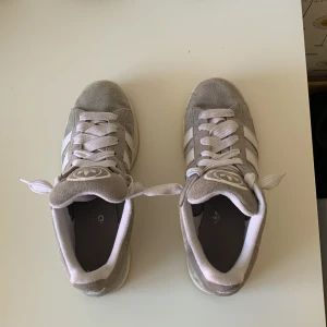 Adidas Campus 00  - Dessa Adidas Campus är i väldigt fint skick, använda fåtal gånger, storlek 42 2/3 men kan användas minst lika bra som 42 och 43. Har kvar original kartong och extrasnöre. Hör av dig om du är intresserad!