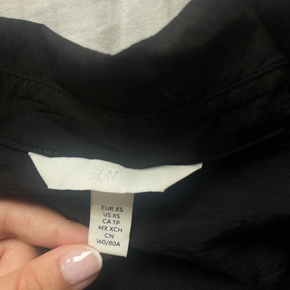 Croppad skjorta som är inköpt från H&M. Aldrig använd! . Paidat.
