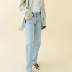 Gina ljusa jeans  - Low straight jeans i färgen ljus blå som på bilden. Storlek 38, kom gärna med prisförslag 