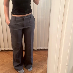 Mörkgråa Kostymbyxor - Kostymbyxor från Venderby’s. Använt några gånger men mycket bra skick. Är hög/mid waist men jag drar ner de så blir de blir låga. 