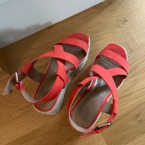 Klackar från hm  - Säljer dessa klackskor från hm. Använda bara någon gång de är i bra skick och som nya. Storlek 37 