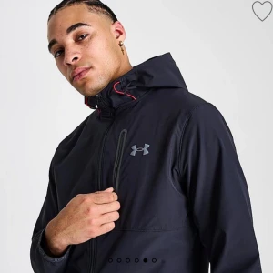 Under Armour Vanish hoodie - Jag söker denna i strlk S, helst helt ny men så lönge den fortfarande ser fräsh ut. Kan tänka mig paya nypris beroende på kvaliteten.