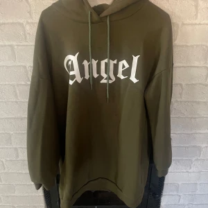 Angel hoodie  - Storlek M köpt från shein använd Max 5 gånger. Mysig och skön säljer pågrund av att den inte kommer till användning längre. Har i flera färger med( röd,vit,orange, svart)
