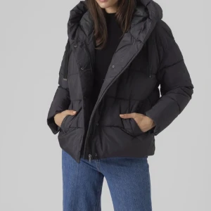 Svart pufferjacka från Vero Moda - Säljer denna ursnygga vinter jacka som alldrig används från Veromoda! 💞Säljer på grund utav att den var förstör för mig och han inte lämna tillbaka. Jackan är i   storlek xs men passar nog påse en s och  en m! ❤️ Pris kan diskuteras 💞❤️Ny pris 600