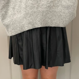 Skinn kjol  - Superfin skinn kjol, knappt används och utan defekter 💗💗 pris kan diskuteras 