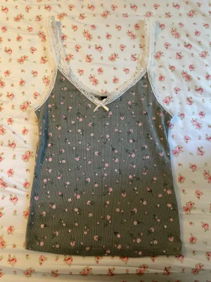 blommigt linne med spets - Super gulligt blommigt linne med spets, endast använd max 3 gånger så den är i bra skick