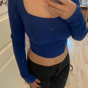 Blå korsettliknande topp💙 - Bra passform, mycket bra skick och sällan använd. 