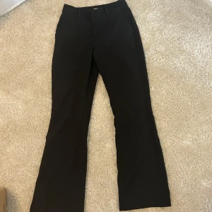 Midwaist kostymbyxor - Modellen Vilma petite,passar någon som är runt 160. Superbra skick då de nästan aldig är använda