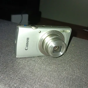 Canon ixus camra - Skick 9/10  Nån repa här o där  Men inget fel på den  Funkar fel fritt  Laddare fås med 