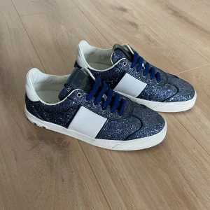 Valentino Flycrews  - Säljer ett par valentino Flycrews som är i ett väldigt bra skick! Alla nitar är kvar! Storlek 37,5!  Hör gärna av dig om du har frågor!