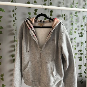 burberry zip - säljer min burberry zip. riktigt bra skick har inga defekter. storleken är Xl men passar som L