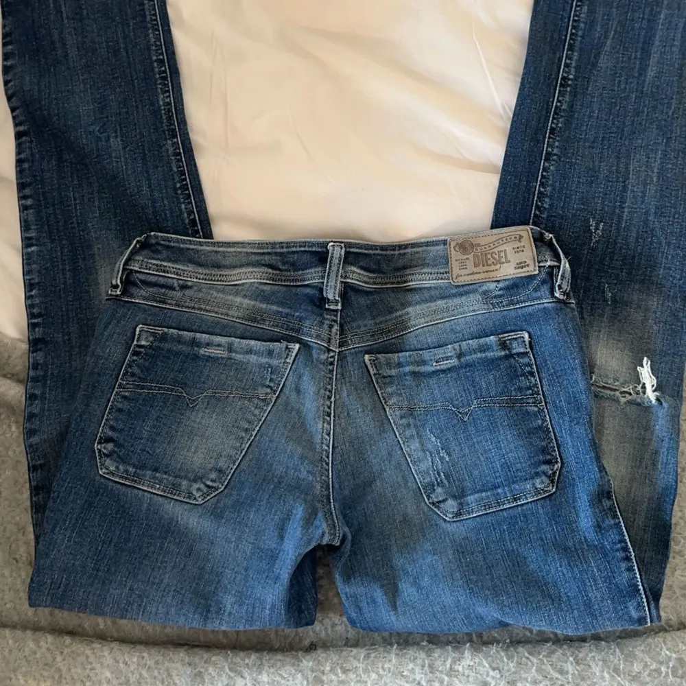 Jätte snygga lågmidjade jeans med hål från diesel❤️ jätte bra kvalitet ❤️ 38 i midjan 78 innerbenslängden . Jeans & Byxor.