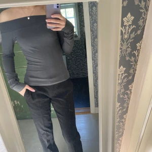 Off-shoulder topp från BikBok  - Fin topp från BikBok i storlek xs! Mjukt och stretchigt material, endast använd 1-2 gånger så den är i mycket fint skick❤️ Har du frågor eller vill ha fler bilder så är det bara att skriva!