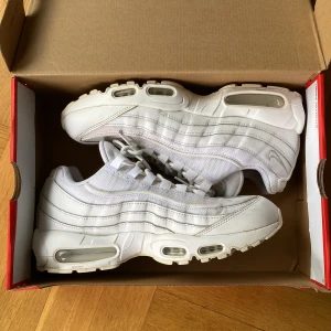 Nike air Max 95 - Här har vi ett par schysta dojor som köptes detta året men bara använt väldigt få gånger så dom är som nya ⭐️ strl 43 