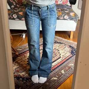 Vintage lågmidjade jeans - Lågmidjade bootcut jeans från Tommy Hilfiger i superbra skick. Midjemått tvärs över 37 cm och innerbenslängd 80 cm. Perfekt i längd på mig som är 168. Har inga fler bilder💕 