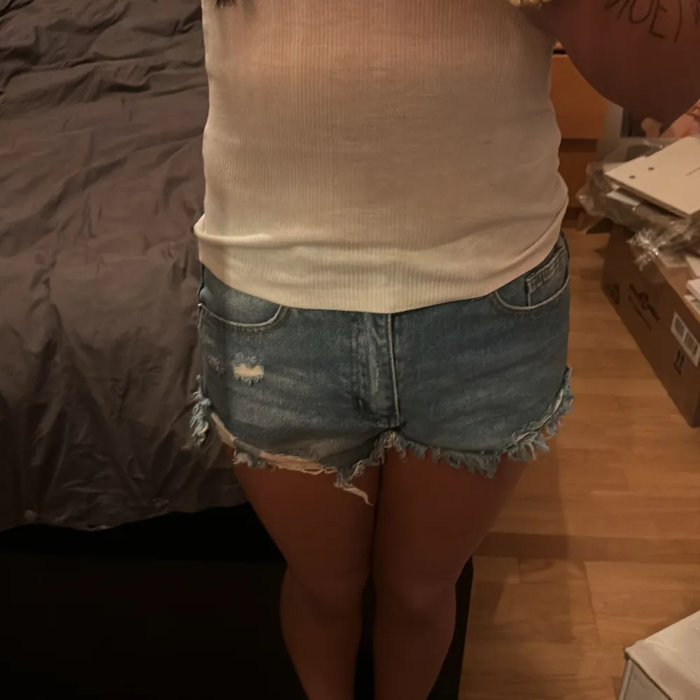 Jätte fina jeans shorts i storlek xs. Säljer för att de är lite tajta i midjan på mig. Skriv vid intresse💘. Shorts.