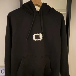 ODZ HOODIE - Säljer denna odz hoodie i storlek XL helt slutsåld sittter mer som en M, säljer pga för liten. Inga slitningar eller defekter🫶🏻pris kan diskuteras i värsta fall🥰 sista bilden är min (Dem andra är LÅNADE‼️‼️)