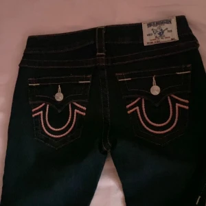 True Religion jeans - Super söta skinny true religion byxor med rosa sömmar !! 💕 så himla fina och i väldigt bra skick. Skriv innan köp ‼️