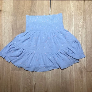 En kjol  - Den e inte exakt blå, den är en blandning med ljus lila och ljus blå , och skicket är som nytt