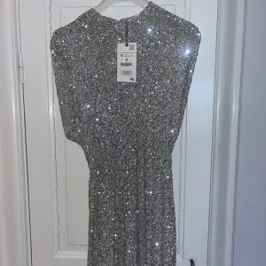 Paljettklänning i silver Zara  - Silvrig paljettklänning från Zara i M, ny med lapp kvar 
