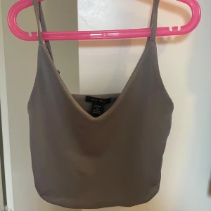 Grått linne - Mörk grå croppad linne frpn new yorker