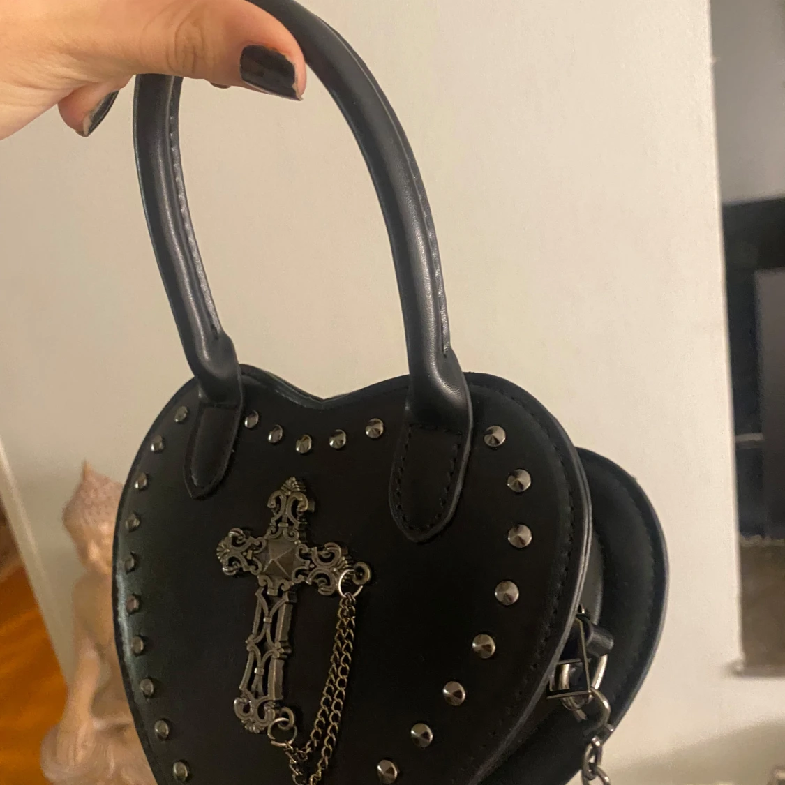 Svart hjärtformad handväska med kedja - 2