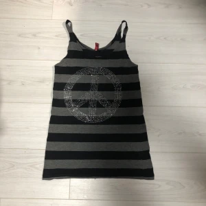 Randig linne från Divided - Står 34 men skulle säga den är 38/40 då den är oversized