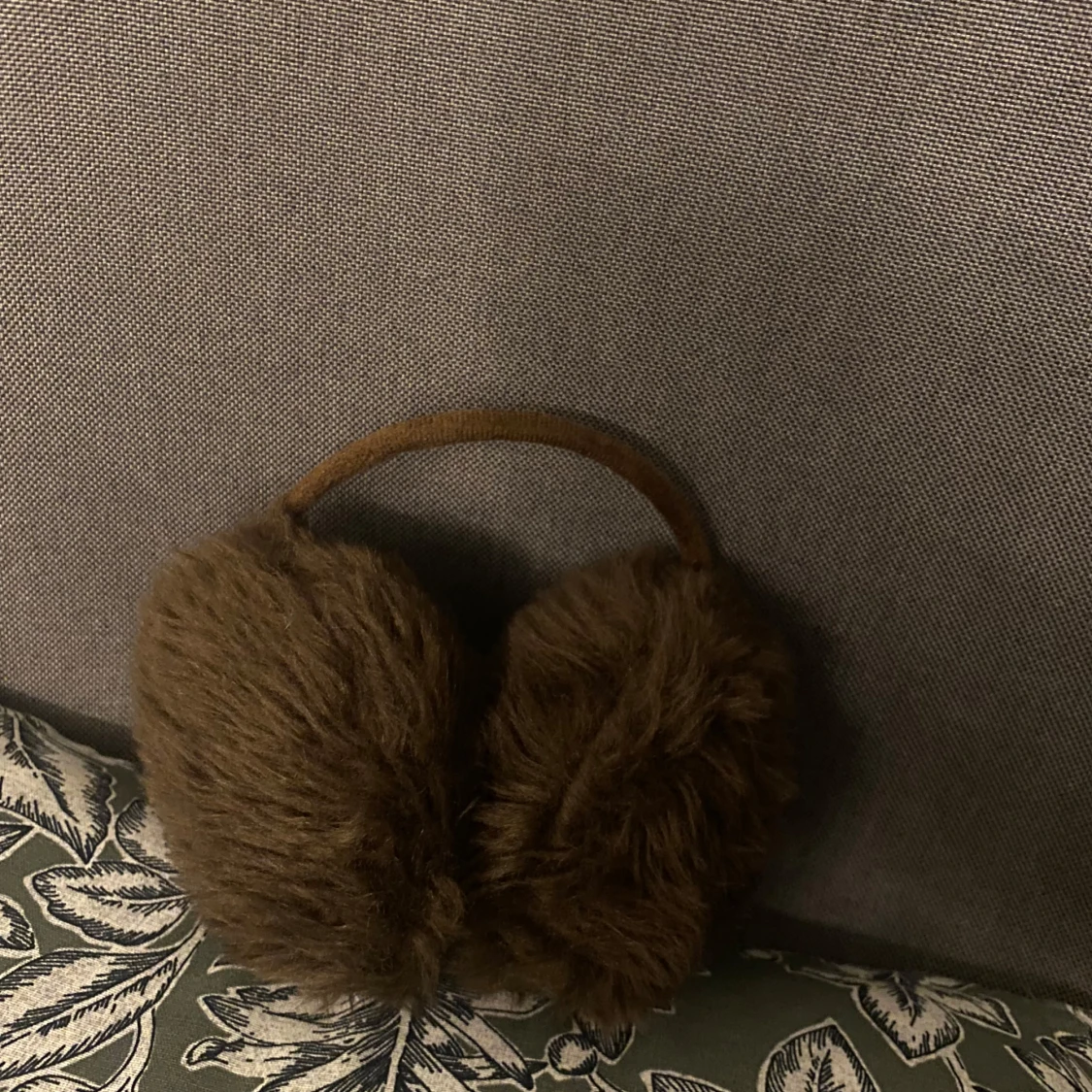 Bruna pälsöronmuffar