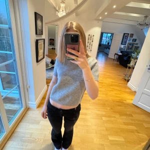 Grå stickad topp från Zara - Stickad topp från Zara i storlek s! Jätte fin till jeans och kjol💕aldrig använd