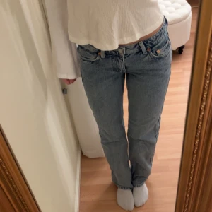 Blåa lågmidjade jeans - Säljer dessa blåa lågmidjade jeans från Weekday. De har bra passform och sitter bekvämt.  Storlek W25 L32 i modellen arrow low💞💞