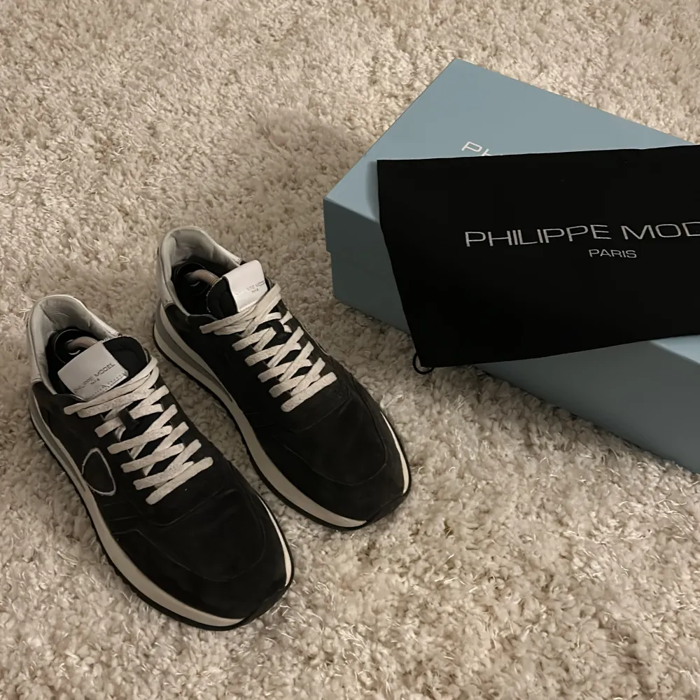 Tja säljer nu dessa fräscha pms! Skorna är i suede material och är riktigt sköna. Storlek 43, skorna är i ett gott skick som ni kan se på bilderna! Lite defekter runt om på sulan men syns inte under användning. Dustbag samt box ingår!! Vid eventuella frågor är det bara att skriva.. Kengät.