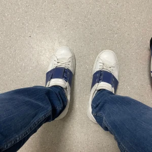 Valentino open - Nu har vi fått in valentino opens, skicket är 8/10 box och extra snören tillkommer. hör av er för funderingar! Priset kan absolut diskuteras!