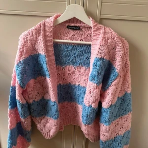 Rosa och blå stickad kofta från Shein - Säljer en mysig stickad kofta från Shein i rosa och blått. Koftan har ett randigt mönster och långa ärmar. 🌸🥰