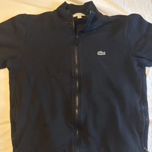 Lacoste zip hoodie - Säljer nu denna tröjan från Lacoste eftersom jag inte använder den längre. Det är inga skador eller fläckar på den. Den är i storlek M men passar även S. Den är i bra skick (9/10) nypris ligger på 1300kr. Hör gärna av er om ni har några frågor, mvh LuxeNest 💸