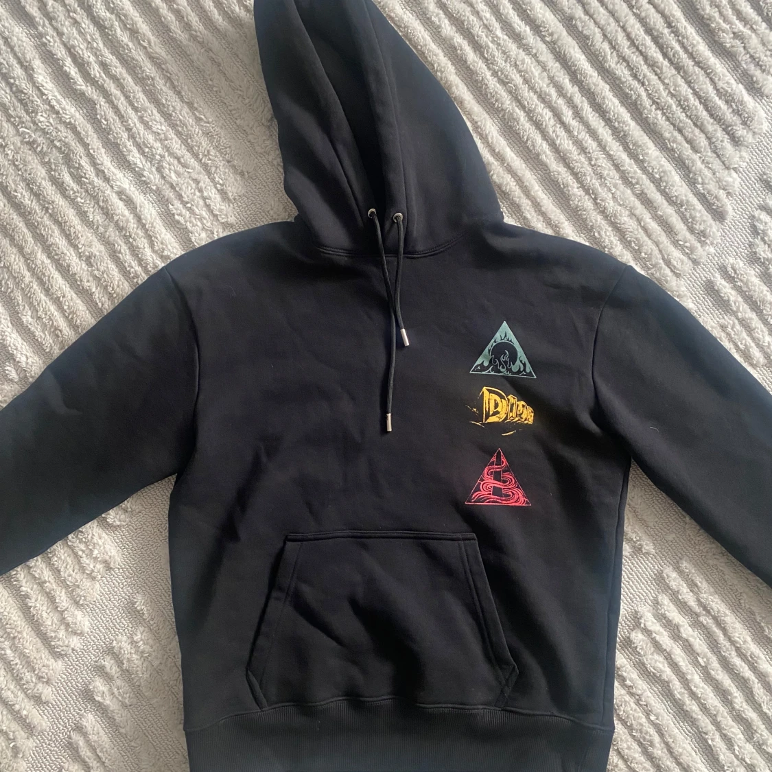 Svart hoodie med tryck