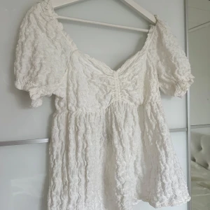 Vit topp - Fin topp med knytning i ryggen. Storlek S