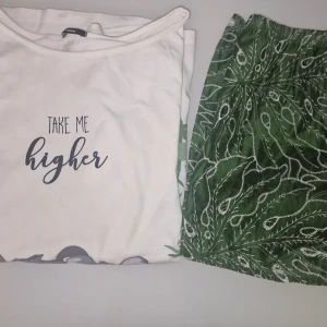 Pyjamas set med koalamotiv - Säljer en söt vit t-shirt  med ett koalamotiv och texten 'Take me higher' på framsidan med matchande shorts. T-shirten är i storlek S och shortsen M. Använd 1 gång. Garderobsrensning så kika gärna på övriga auktioner.