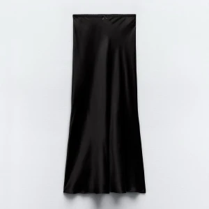 Svart sidenkjol från Zara med roset  - Svart långkjol i siden Stl S från Zara. Kjolen har en liten roset längst fram. 