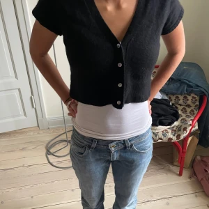 Kort kaschmir kofta💓 - Säljer denna super söta korta koftan i kaschmir. Den är i bra skick🥰Passar mig som har xs-s