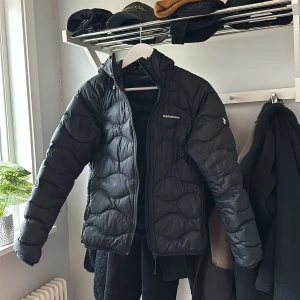 Svart dunjacka från Peak Performance - Säljer nu min fina peak performance jacka som jag älskat och använt mycket. Den är i väldigt fint skick trots användning. Skriv för fler bilder💕🩷