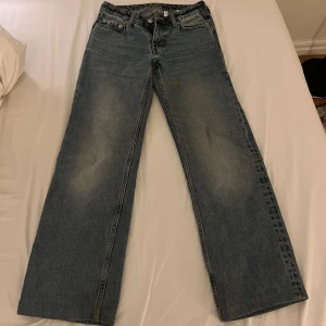 Blåa jeans från weekday  - Snygga blå jeans med rak passform och lågmidjade från weekday. Använts ett fåtal gånger och i bra skick. Storlek W23 L30