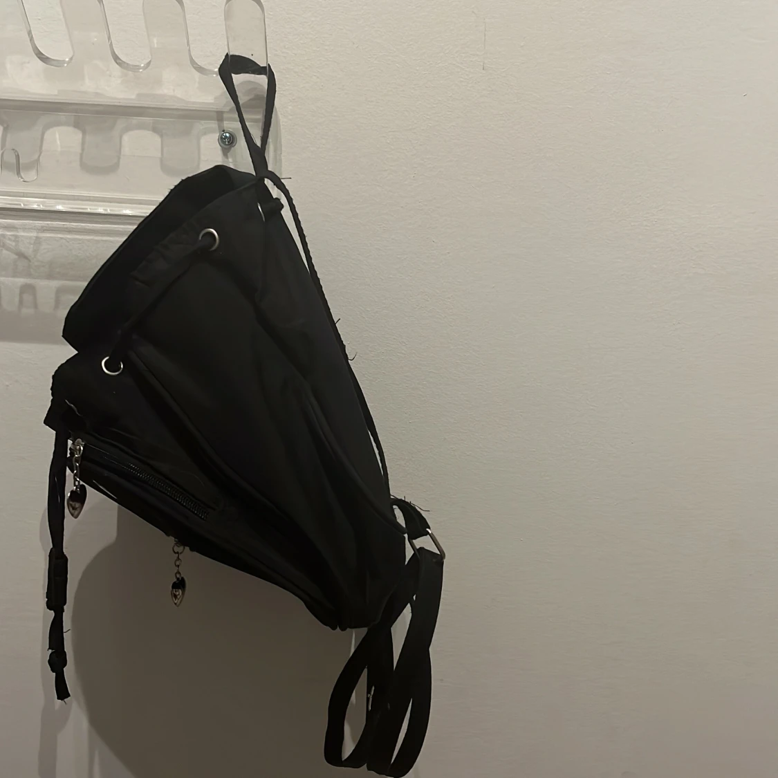 Svart ryggsäck med hjärtformade detaljer - 4