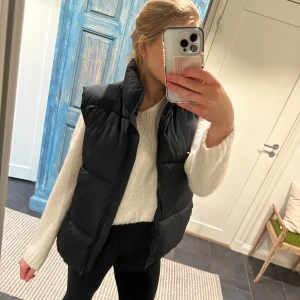 Svart dunväst från Bik Bok - Säljer en svart dunväst från Bik Bok i storlek S. Västen är perfekt för kyligare dagar och har en stilren design. Den har en hög krage för extra värme. Knappt använd alltså väldigt bra skick! Oversize!🥰