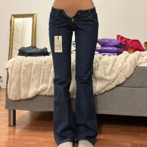 Jeans  - Midjemått: 35cm, innerbenslängd: 82cm😇 Nya med lappar! 