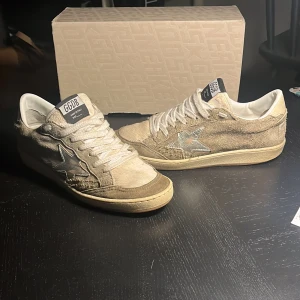Golden Goose - Snygga sneakers från Golden Goose i beige mocka med en silvrig stjärndetalj på sidan. Skicket är 7,5/10 använda lite men hållt dom i bra skick. hör av dig vid frågor eller funderingar! Pris kan diskuteras vid snabb affär!