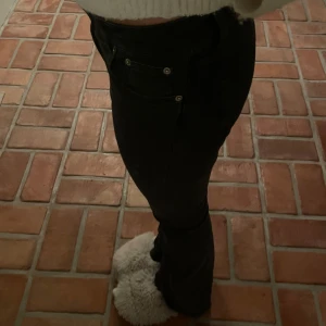 Svarta jeansbyxor - Snygga svarta jeans. Nyskick och full längd. Skriv vid frågor om annat!!🥰